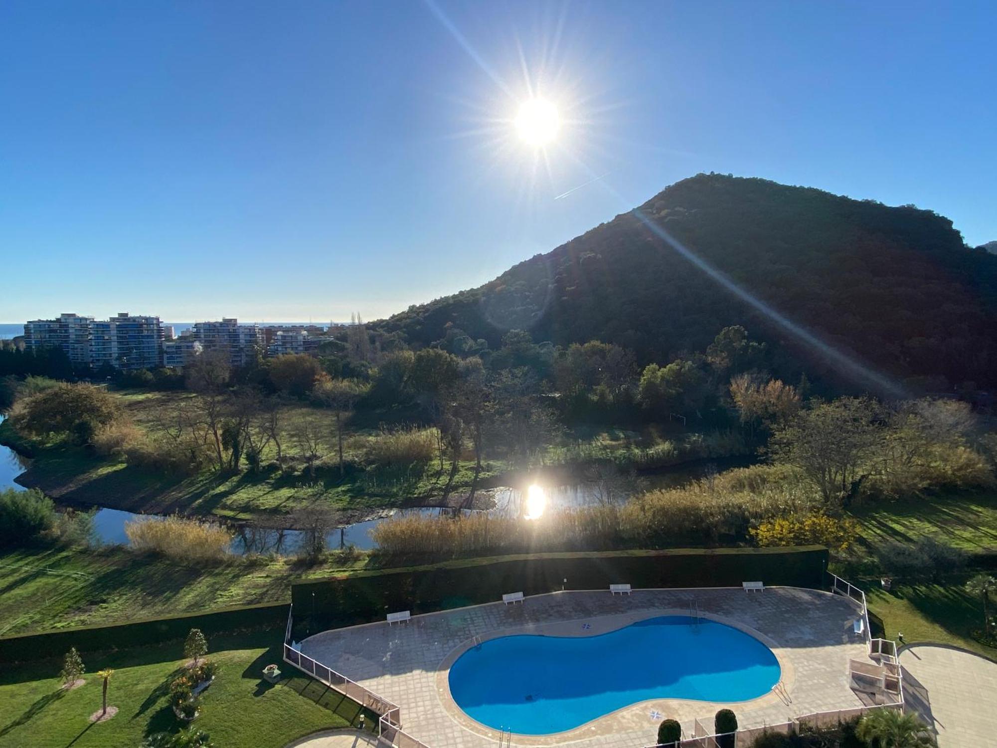 Luxe Vue Et Collines Avec Piscine